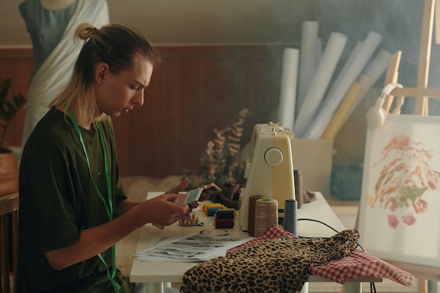 artystka haftująca wzór